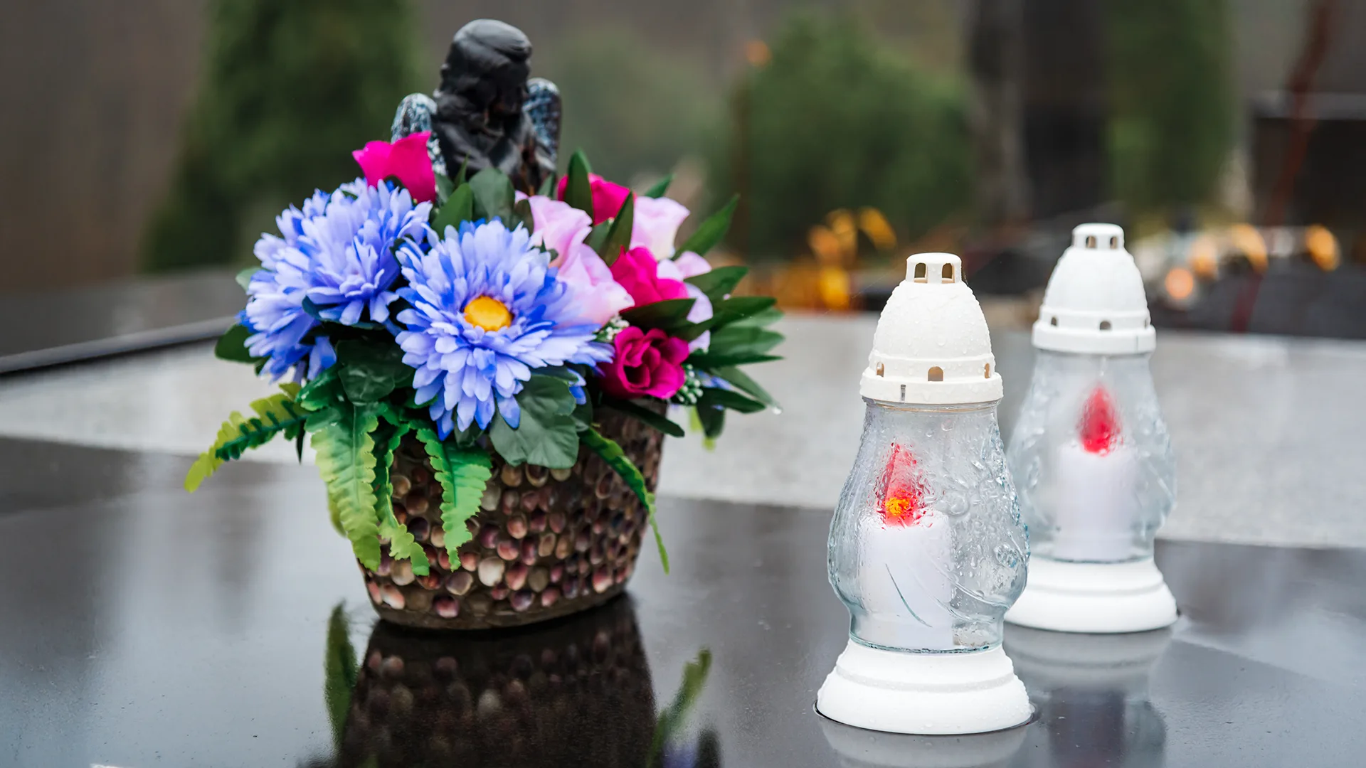 znicze led na cmentarzu